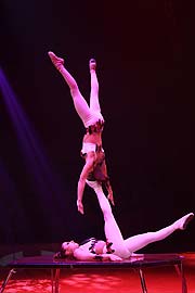 Kolev Sisters Handstand bei der Premiere der 2. Winterspielzeit 2020 am 01.02.2020 (©Foto: Martin Schmitz)